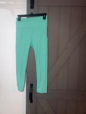 High-Waist Performance Capris - Mint Green